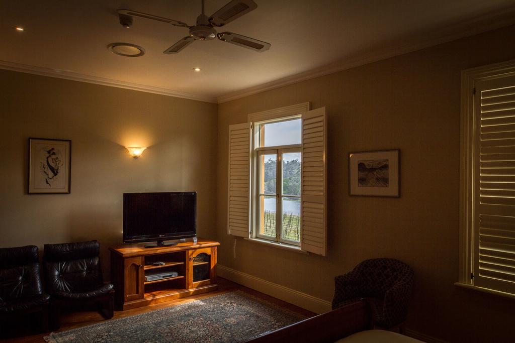 Tizzana Winery Bed And Breakfast Sackville Reach Стая снимка